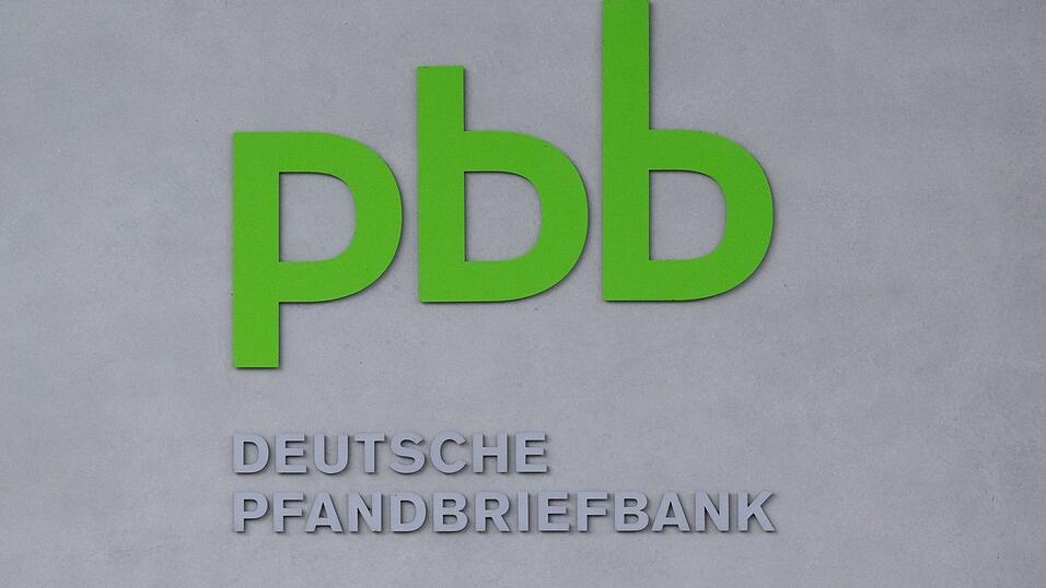 Das Logo der Deutschen Pfandbriefbank. Die Finanzierung von Gewerbeimmobilien ist seit Jahren ein schwieriges Gesch&auml;ft, der Irankrieg bedeutet einen neuerlichen D&auml;mpfer. (Symbolbild)