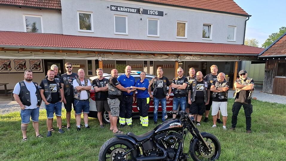 Der Motorradklub „MC Kröstorf“ spendierte den Helfern vor Ort 1000 Euro. Der Motorradklub „MC Kröstorf“ spendierte den Helfern vor Ort 1000 Euro.