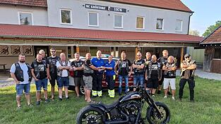 Der Motorradklub &bdquo;MC Kr&ouml;storf&ldquo; spendierte den Helfern vor Ort 1000 Euro.