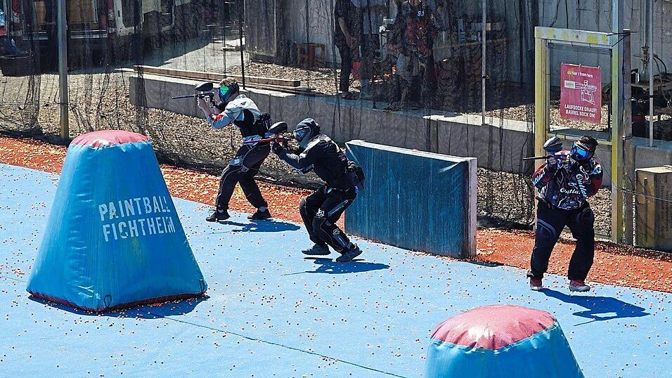 Bei dem Turnier der Bayerischen Paintball-Liga am Sonntag wurden mehrere kleine Runden im Drei-gegen-drei-Format gespielt.