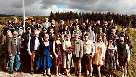 Verwandte, Vereinsvertreter, Freunde und Arbeitskollegen wünschten Julia und Michael Steger gleich nach der Trauung alles Gute für die gemeinsame Zukunft.