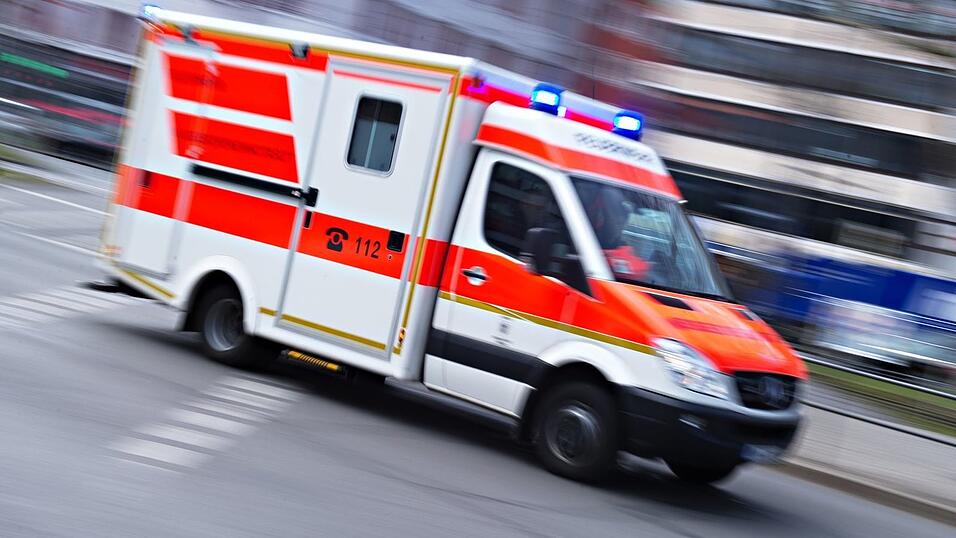 Auf dem Weg zum Einsatz kollidierte ein Rettungswagen mit einem Auto. (Symbolbild)