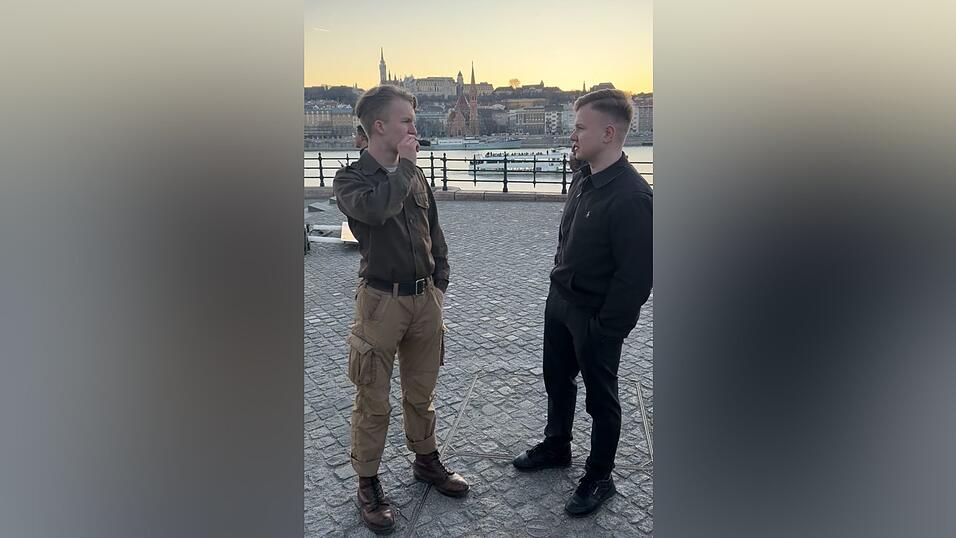 Ein Video zeigt das Zusammentreffen in Budapest: Tim Schulz spricht mit dem Aush&auml;ngeschild der Jungen Nationalisten, Lois Wagner.