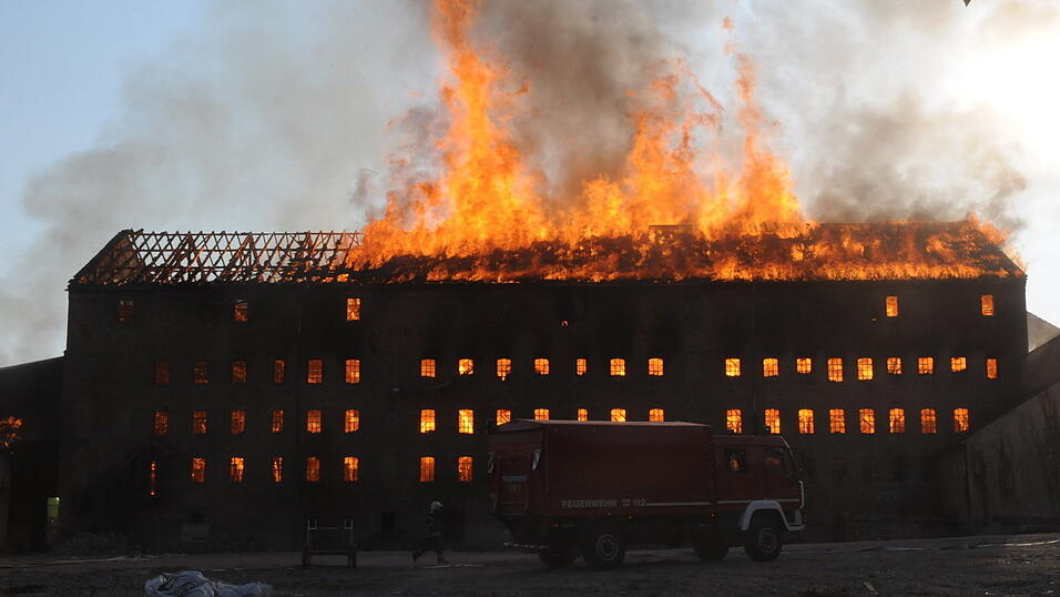 Großbrand einer ehemaliegen Ziegelei in Straubing. (Foto: Ulli Scharrer) Großbrand einer ehemaliegen Ziegelei in Straubing. (Foto: Ulli Scharrer)