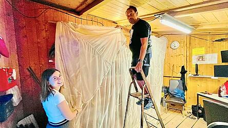 Kein Interieur-Design, sondern Notwendigkeit. Antonia Buschek und Heinz Winklmüller breiten im Regiehäusl den Schleier aus. Kein Interieur-Design, sondern Notwendigkeit. Antonia Buschek und Heinz Winklmüller breiten im Regiehäusl den Schleier aus.