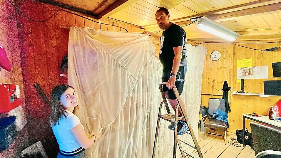 Kein Interieur-Design, sondern Notwendigkeit. Antonia Buschek und Heinz Winklm&uuml;ller breiten im Regieh&auml;usl den Schleier aus.