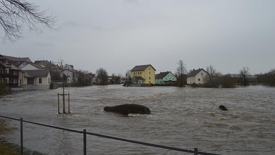 Auch der Regen bei Cham steigt &uuml;ber die Ufer.