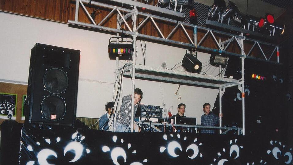 Auf den ersten Hartpartys wurde die Lichtanlage noch auf einem Malerger&uuml;st abgestellt.&nbsp;