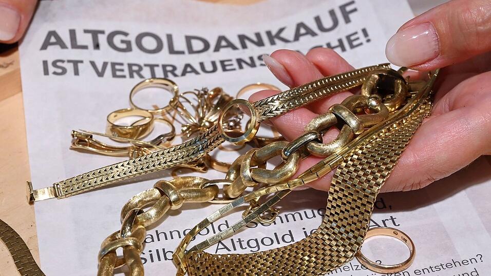Angesichts steigender Preise verkaufen viele Menschen Altgold. (Archivbild)