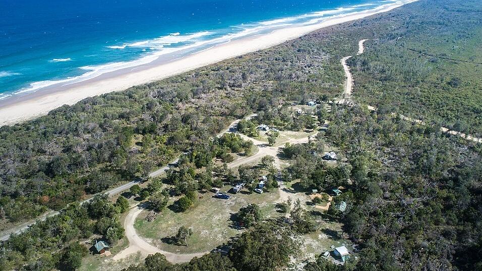 Der Strand liegt abgelegen, ist aber bei Badegästen sehr beliebt. Der Strand liegt abgelegen, ist aber bei Badegästen sehr beliebt.
