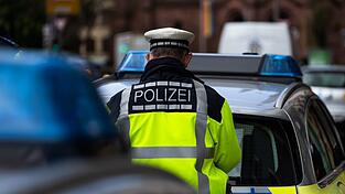 Wegen eines Unruhestifters werden die Beamten gerufen. (Symbolbild)