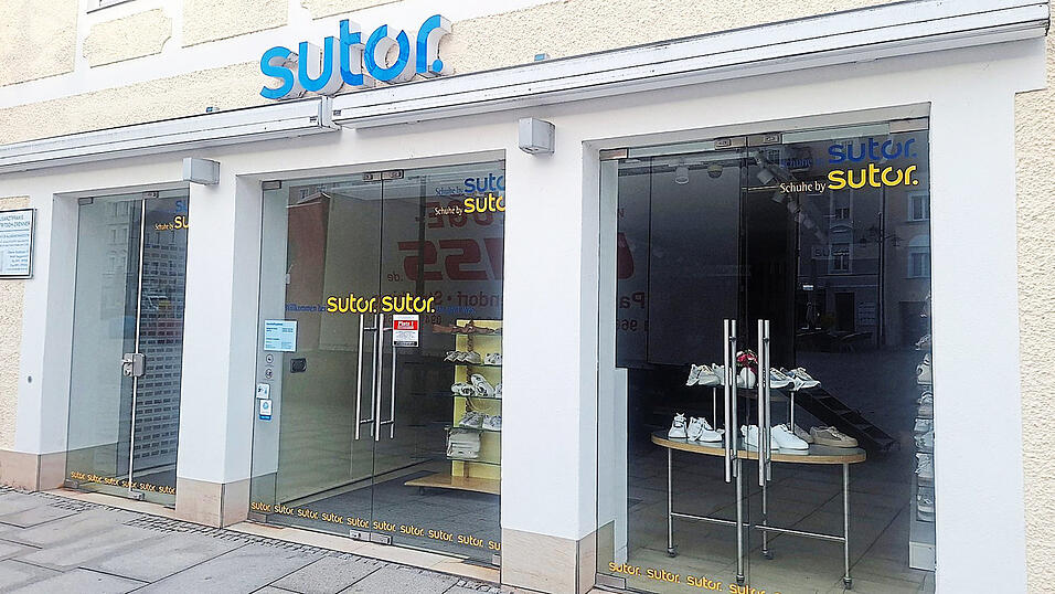Sutor befindet sich schon viele Jahre am Oberen Stadtplatz. Es ist noch eines der wenigen Schuhgeschäfte in Deggendorf. Sutor befindet sich schon viele Jahre am Oberen Stadtplatz. Es ist noch eines der wenigen Schuhgeschäfte in Deggendorf.