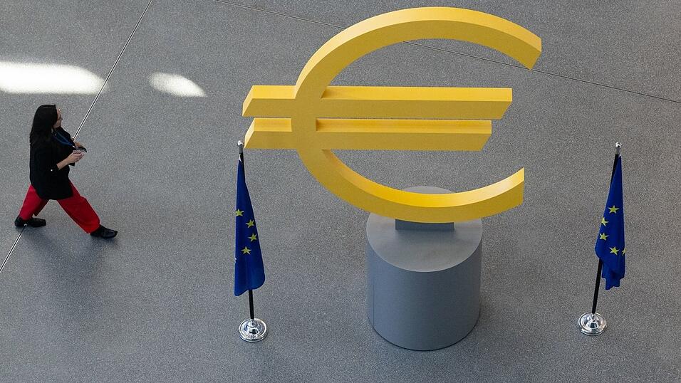 Oberstes Ziel der EZB ist es, f&uuml;r einen stabilen Euro zu sorgen. Hohe Inflationsraten mindern die Kaufkraft von Verbrauchern.