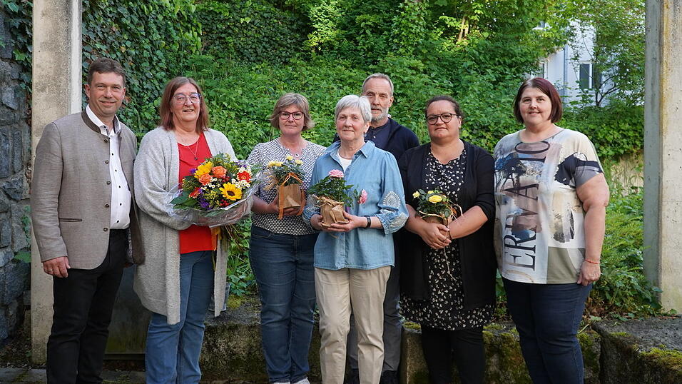 Daniela Asael (2. v. l), Cornelia Meier (M.) und Hermann Baumgartner (3. v. r.) gehörten 21 Jahre zur Vorstandschaft und lassen nun die nächste Generation an das Ruder. Daniela Asael (2. v. l), Cornelia Meier (M.) und Hermann Baumgartner (3. v. r.) gehörten 21 Jahre zur Vorstandschaft und lassen nun die nächste Generation an das Ruder.