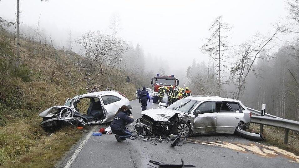T&ouml;dlicher Unfall am fr&uuml;hen Freitagmorgen auf der Staatsstra&szlig;e zwischen Hutthurm und Ruderting im Landkreis Passau.