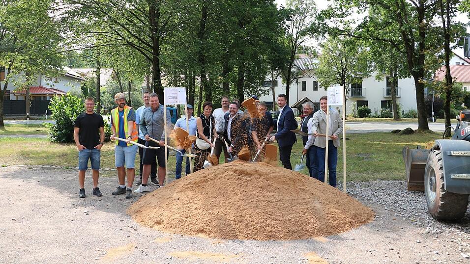 Mit dem symbolischen Spatenstich haben die Arbeiten am Flurbereinigungsplatz offiziell begonnen.
