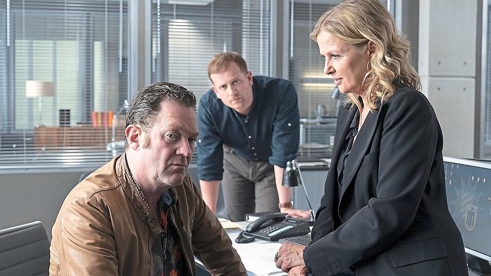 Vera Lanz (Katharina Böhm) beschreitet mit Paul Böhmer (Jürgen Tonkel, links) durchaus auch mal ungewöhnliche Ermittlungswege. Maximilian Murnau (Christoph Schechinger) würde lieber nach den Regeln ermitteln.