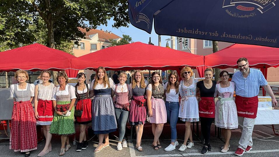 Auch Mal ganz anders: Gruppenbild mit Herr. Feuilleton-Chef Philipp Seidel war tats&auml;chlich der einzige Mann in der Sonenzugfest-Crew des Tagblatts.