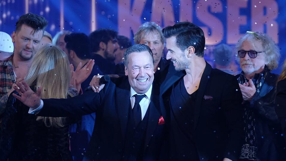 16. M&auml;rz 2019, Sachsen, Leipzig: Der S&auml;nger Roland Kaiser (l) und der Musiker und Entertainer Florian Silbereisen treten bei der Show 'Alle singen Kaiser - Das gro&szlig;e Schlagerfest' auf. Die Sendung wurde live im Ersten ausgestrahlt.