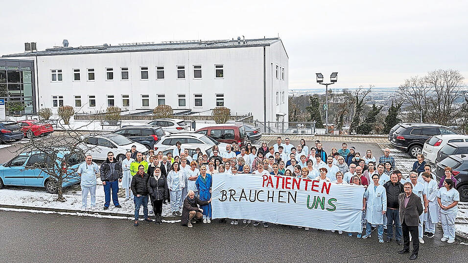 Die Mitarbeiter der Klinik Donaustauf haben am Donnerstag mit einem Foto ein öffentlichkeitswirksames Signal gesetzt Die Mitarbeiter der Klinik Donaustauf haben am Donnerstag mit einem Foto ein öffentlichkeitswirksames Signal gesetzt