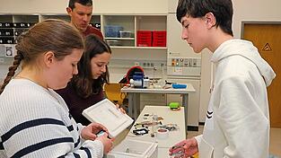 Verena (l.), Hannah und Peter arbeiten mit Unterstützung von Lehrer Andreas Kelbel morgens vor Unterrichtsbeginn an der Styroporsonde und am Projektablauf.