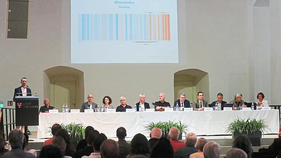 Zahlreiche Experten und Amtsleiter standen Rede und Antwort bei der Bürgerversammlung im Rittersaal. Zahlreiche Experten und Amtsleiter standen Rede und Antwort bei der Bürgerversammlung im Rittersaal.