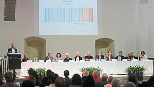 Zahlreiche Experten und Amtsleiter standen Rede und Antwort bei der Bürgerversammlung im Rittersaal. Zahlreiche Experten und Amtsleiter standen Rede und Antwort bei der Bürgerversammlung im Rittersaal.