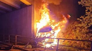 Das verunfallte Auto brannte. Der Fahrer starb bei dem Unfall. Das verunfallte Auto brannte. Der Fahrer starb bei dem Unfall.