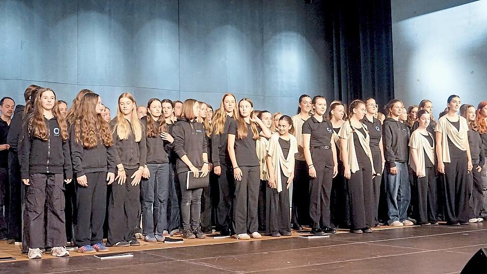 Cantemus Chor und Moran Youth Choir standen zusammen auf der Bühne. Cantemus Chor und Moran Youth Choir standen zusammen auf der Bühne.