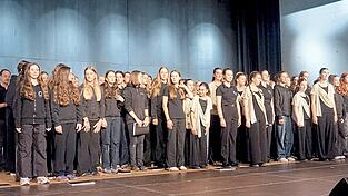 Cantemus Chor und Moran Youth Choir standen zusammen auf der B&uuml;hne.