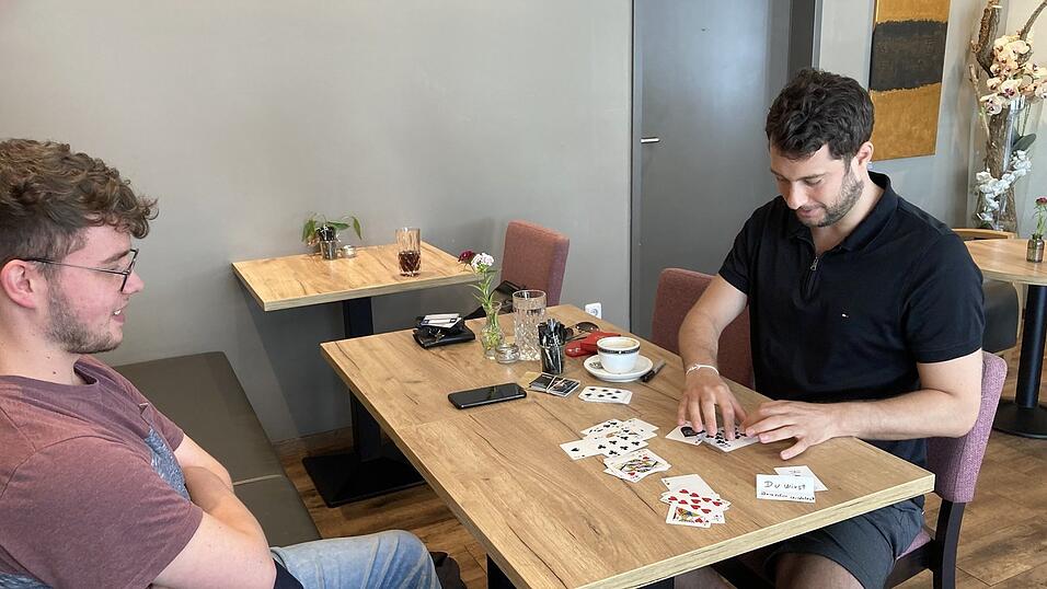 Höchstkonzentriert stellte sich unser Reporter den Experimenten des Mentalisten Michael Bijan (r.). Höchstkonzentriert stellte sich unser Reporter den Experimenten des Mentalisten Michael Bijan (r.).