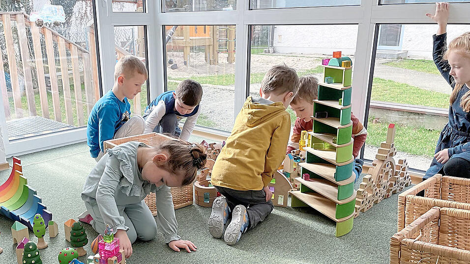 Ja kein Plastik: Die Kinder der Leiblfinger Aitrach-Arche spielen unter anderem mit Türmen und Regenbogenformen aus Holz. Ja kein Plastik: Die Kinder der Leiblfinger Aitrach-Arche spielen unter anderem mit Türmen und Regenbogenformen aus Holz.