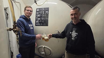 Matthias Strau&szlig; und sein Gesch&auml;ftspartner Andreas Mayer testen das K&ouml;tztinger Festbier. Das &bdquo;s&rsquo;K&ouml;tztinger&ldquo; wurde Anfang Februar eingebraut und reift momentan in den Felsenkellern der Further Brauerei.