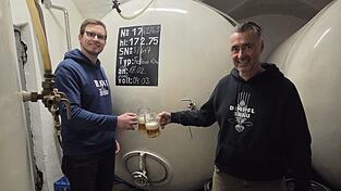 Matthias Strauß und sein Geschäftspartner Andreas Mayer testen das Kötztinger Festbier. Das „s’Kötztinger“ wurde Anfang Februar eingebraut und reift momentan in den Felsenkellern der Further Brauerei. Matthias Strauß und sein Geschäftspartner Andreas Mayer testen das Kötztinger Festbier. Das „s’Kötztinger“ wurde Anfang Februar eingebraut und reift momentan in den Felsenkellern der Further Brauerei.
