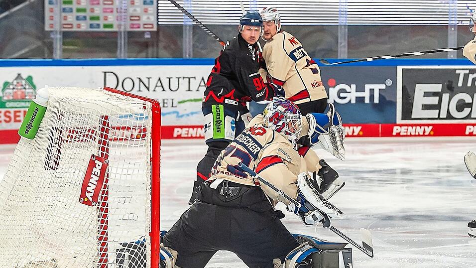 Schier zur Verzweifelung bringt Nürnbergs Goalie Leon Hungerecker die Spieler der Straubing Tigers am Freitagabend. Hier schafft er es, den Puck nach einem Schuss von Marcel Brandt noch irgendwie am Tor vorbei zu lenken. Am Ende steht eine ganz bittere 2:4-Heimniederlage für die Straubinger. Schier zur Verzweifelung bringt Nürnbergs Goalie Leon Hungerecker die Spieler der Straubing Tigers am Freitagabend. Hier schafft er es, den Puck nach einem Schuss von Marcel Brandt noch irgendwie am Tor vorbei zu lenken. Am Ende steht eine ganz bittere 2:4-Heimniederlage für die Straubinger.
