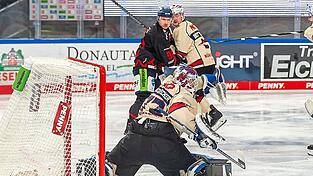 Schier zur Verzweifelung bringt Nürnbergs Goalie Leon Hungerecker die Spieler der Straubing Tigers am Freitagabend. Hier schafft er es, den Puck nach einem Schuss von Marcel Brandt noch irgendwie am Tor vorbei zu lenken. Am Ende steht eine ganz bittere 2:4-Heimniederlage für die Straubinger.