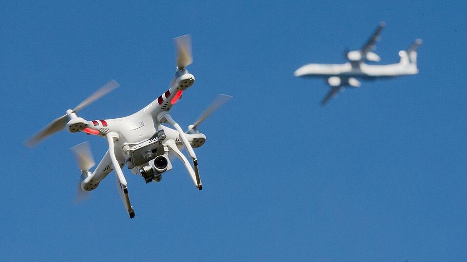 Viele Menschen vermuten Russland hinter den Drohnensichtungen. (Symbolbild) Viele Menschen vermuten Russland hinter den Drohnensichtungen. (Symbolbild)