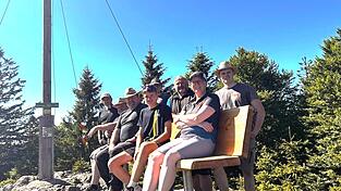 Verdiente Rast nach harter Arbeit: Das Team des Arnbrucker Wald-Vereins auf der neuen Ruhebank oben auf dem Mühlriegel. Verdiente Rast nach harter Arbeit: Das Team des Arnbrucker Wald-Vereins auf der neuen Ruhebank oben auf dem Mühlriegel.