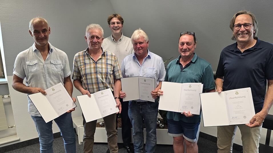 Die ausgeschiedenen Gemeinder&auml;te (von links) Markus K&ouml;nigbauer, Hans Ammer, Josef Dechantsreiter, Reinhold Ostermaier und Hans Luger mit B&uuml;rgermeister Max-Emanuel Montgelas (hinten).