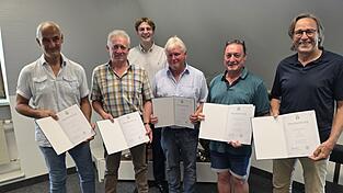 Die ausgeschiedenen Gemeinder&auml;te (von links) Markus K&ouml;nigbauer, Hans Ammer, Josef Dechantsreiter, Reinhold Ostermaier und Hans Luger mit B&uuml;rgermeister Max-Emanuel Montgelas (hinten).
