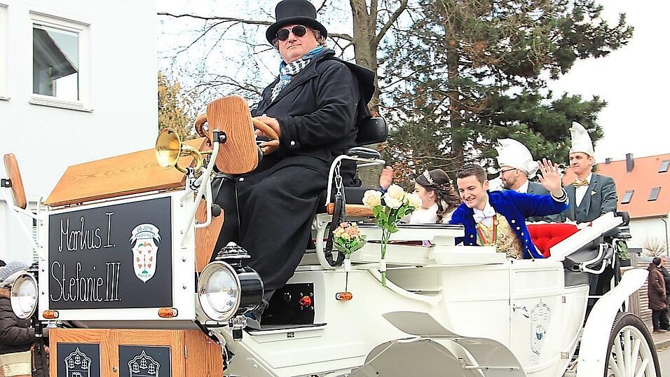 Von der wei&szlig;en Kutsche winkte das Mainburger Prinzenpaar.