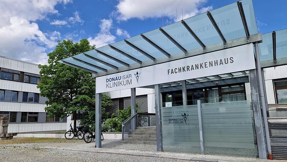 Landrat Werner Bumeder bekannte sich in der Kreistagssitzung klar zum Standort Landau des Donau-Isar-Klinikums. Landrat Werner Bumeder bekannte sich in der Kreistagssitzung klar zum Standort Landau des Donau-Isar-Klinikums.