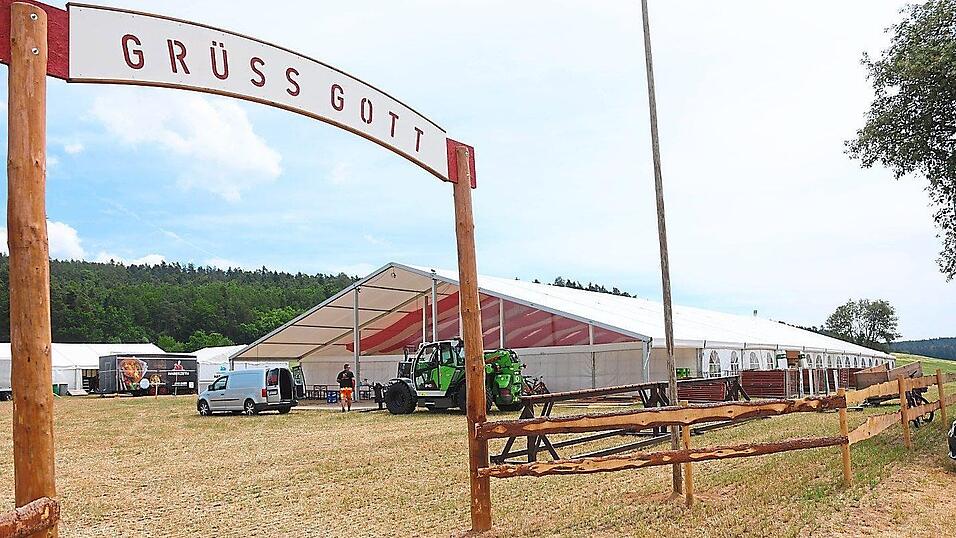 Das Festzelt f&uuml;r das Jubil&auml;um der Wetterfelder Feuerwehr steht. Nun geht es in die Detailarbeit, bevor das Festwochenende am Donnerstag, 4. Juni, mit einem gro&szlig;en Preisschafkopfturnier startet.