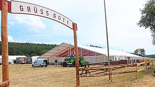 Das Festzelt f&uuml;r das Jubil&auml;um der Wetterfelder Feuerwehr steht. Nun geht es in die Detailarbeit, bevor das Festwochenende am Donnerstag, 4. Juni, mit einem gro&szlig;en Preisschafkopfturnier startet.