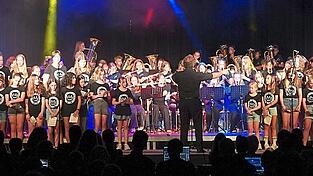 Zum großen Finale fanden sich alle mitwirkenden Musikgruppen gemeinsam auf der Bühne. Rund 130 Schülerinnen und Schüler sowie Lehrkräfte musizierten gemeinsam. Zum großen Finale fanden sich alle mitwirkenden Musikgruppen gemeinsam auf der Bühne. Rund 130 Schülerinnen und Schüler sowie Lehrkräfte musizierten gemeinsam.