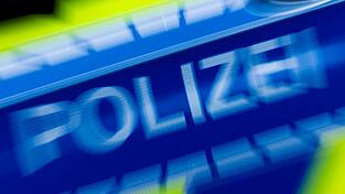 Die Frau wurde von dem Laster überrollt und starb kurze Zeit später im Krankenhaus. (Symbolbild) Die Frau wurde von dem Laster überrollt und starb kurze Zeit später im Krankenhaus. (Symbolbild)