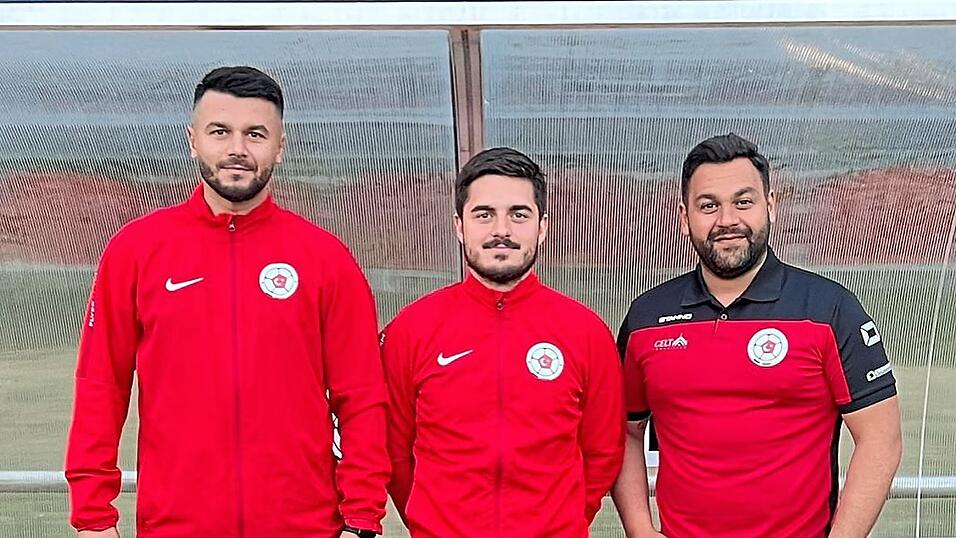 Mirza Hasanovic (links) und Asllan Shalaj (Mitte) werden in Zukunft das spielende Trainerduo beim SV T&uuml;rk G&uuml;c&uuml; Straubing bilden, dar&uuml;ber freut sich der Sportliche Leiter Onur &Ouml;rs (rechts).