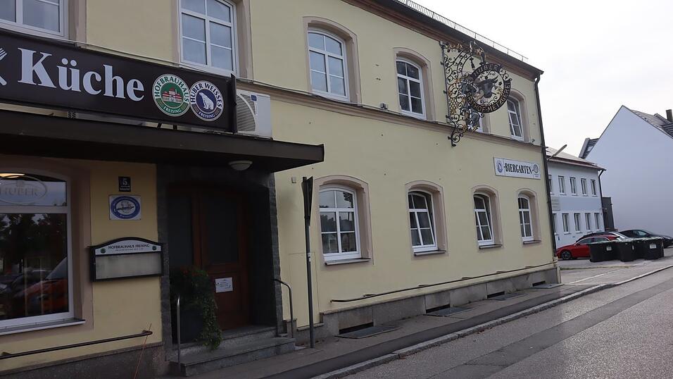 Das Gaststätte ist seit einigen Jahren geschlossen. Der Gastraum ist jetzt Imbissraum für die Metzgerei Huber am Viehmarktplatz. Das Gaststätte ist seit einigen Jahren geschlossen. Der Gastraum ist jetzt Imbissraum für die Metzgerei Huber am Viehmarktplatz.