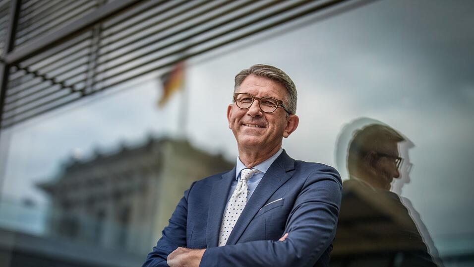 Kulturstaatsminister Wolfram Weimar (parteilos) würdigt die Bedeutung von Bibliotheken. (Archivbild) Kulturstaatsminister Wolfram Weimar (parteilos) würdigt die Bedeutung von Bibliotheken. (Archivbild)