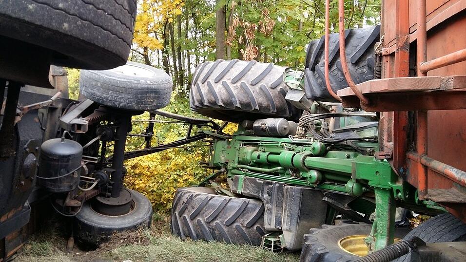 Bei einem Unfall zwischen einem Bus und einem Traktor wurde eine Person verletzt.